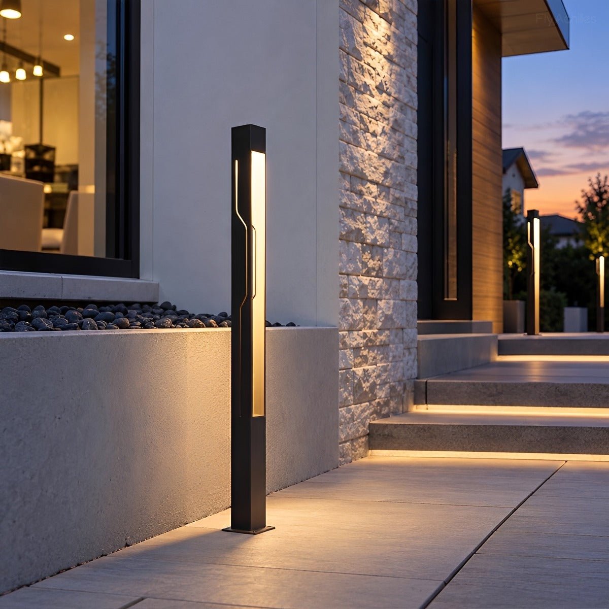 Columna LED de jardín Olmena – encendida junto a una escalera exterior