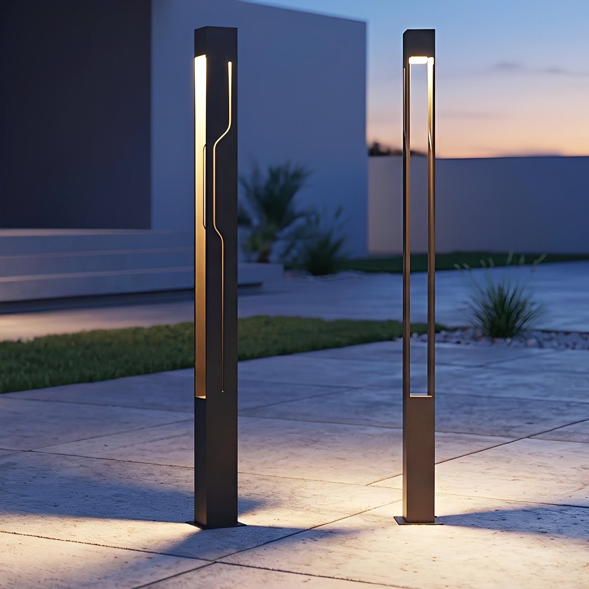 Columna LED de jardín Olmena – dos columnas encendidas junto a un camino