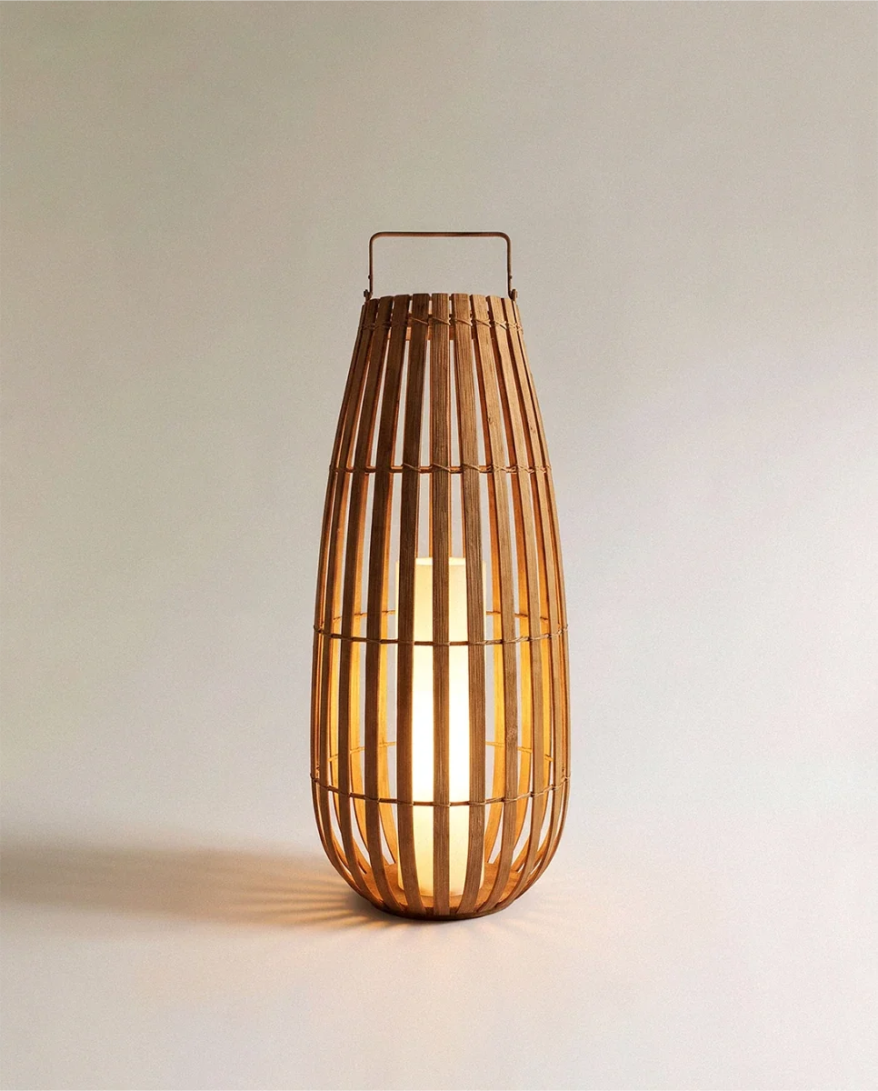 Farol LED de exterior Omimbra – versión alta encendida