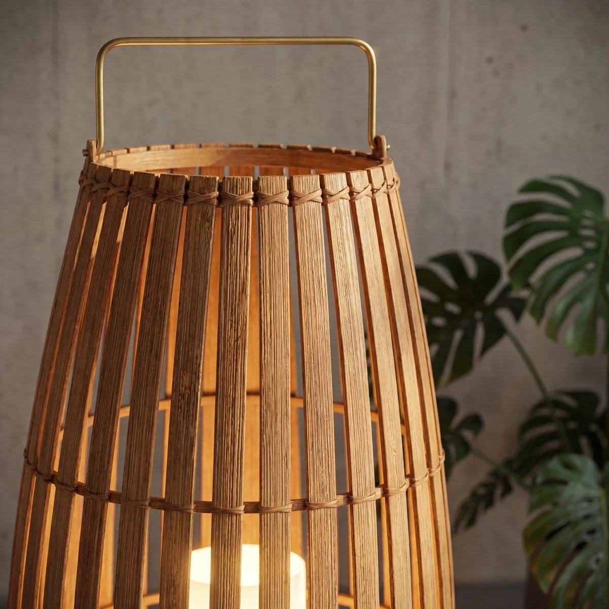 Farol LED de exterior Omimbra en un jardín mediterráneo – imagen 8