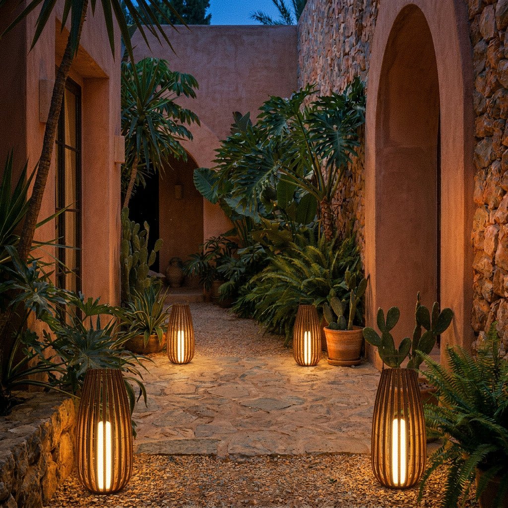 Farol LED de exterior Omimbra – faroles en un patio con plantas