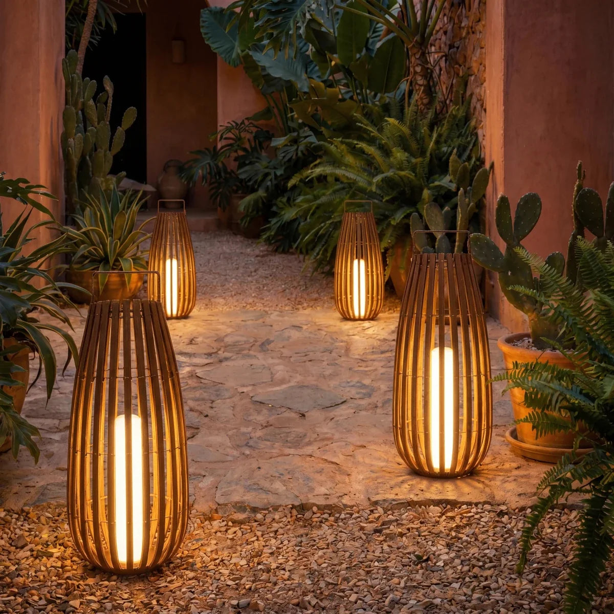 Farol LED de exterior Omimbra en un jardín mediterráneo – imagen 12
