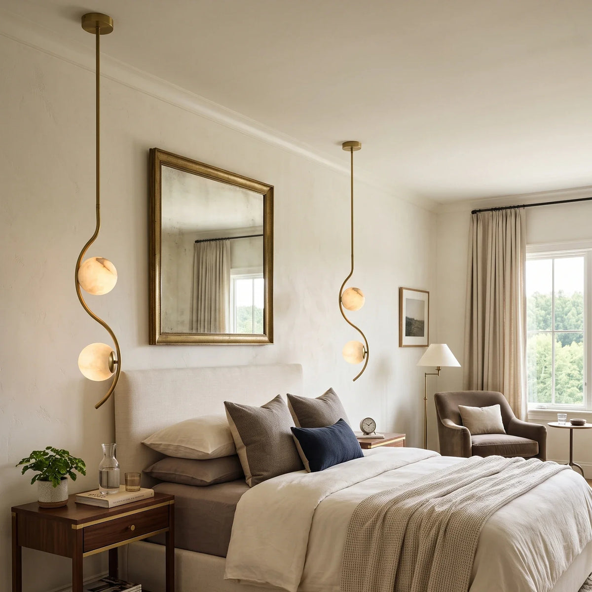 Lámpara colgante de alabastro Espigela – junto a la cama en un dormitorio
