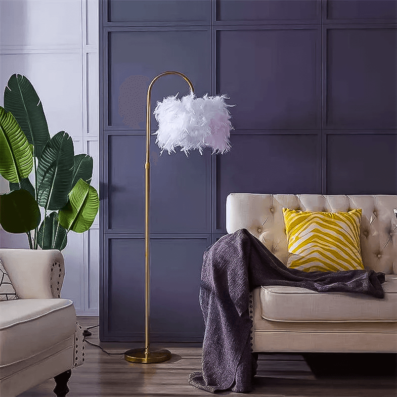 Lámpara de pie de plumas Opluma en un salón elegante – imagen 3