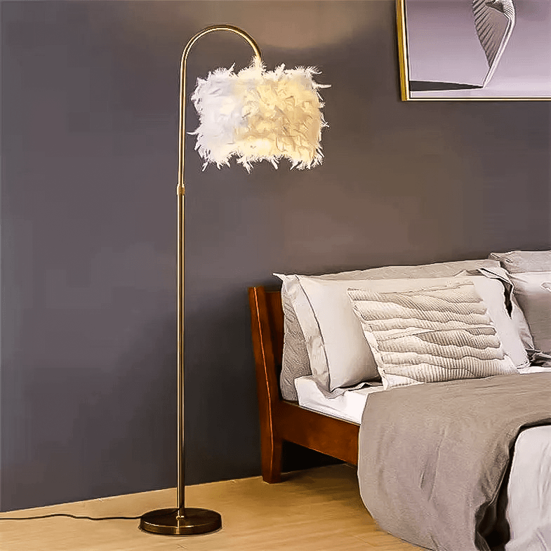 Lámpara de pie de plumas Opluma – junto a una cama