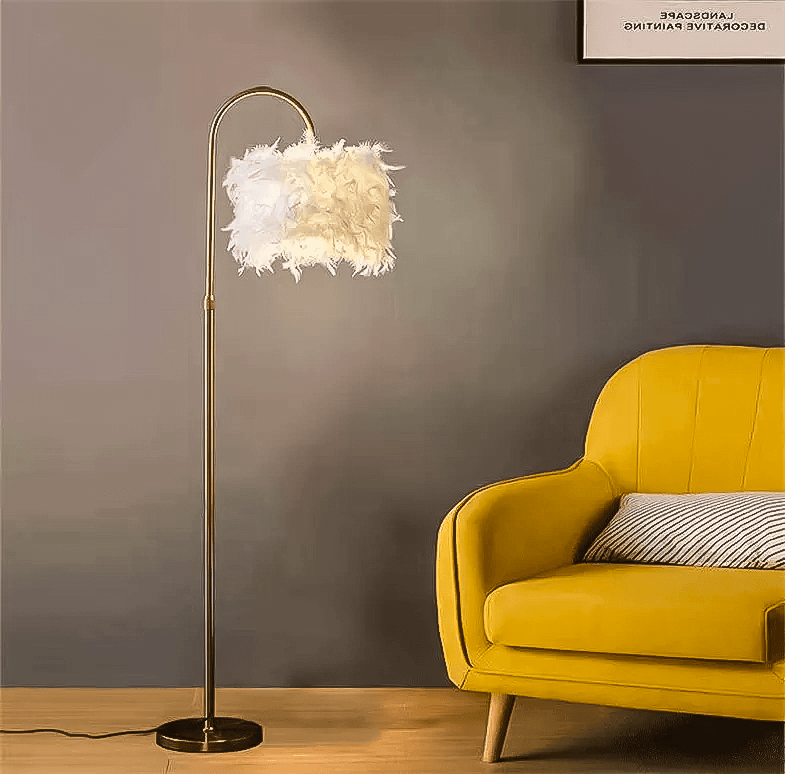 Lámpara de pie de plumas Opluma en un salón elegante – imagen 6