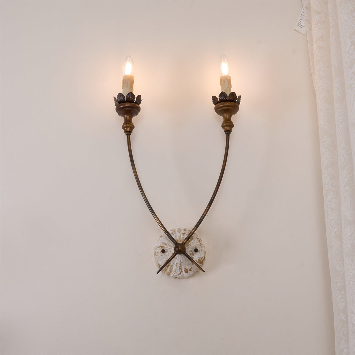 Aplique de pared vintage de dos velas Oscela – vista de perfil