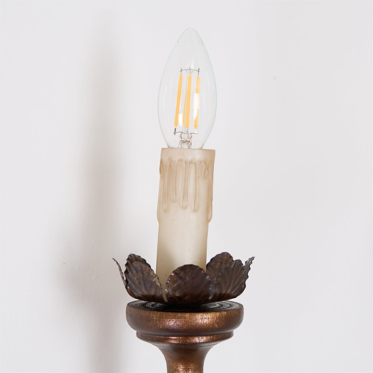 Aplique de pared vintage de dos velas Oscela – detalle de la vela con bombilla de filamento