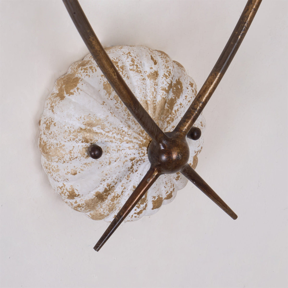 Aplique de pared vintage de dos velas Oscela – detalle del florón tallado