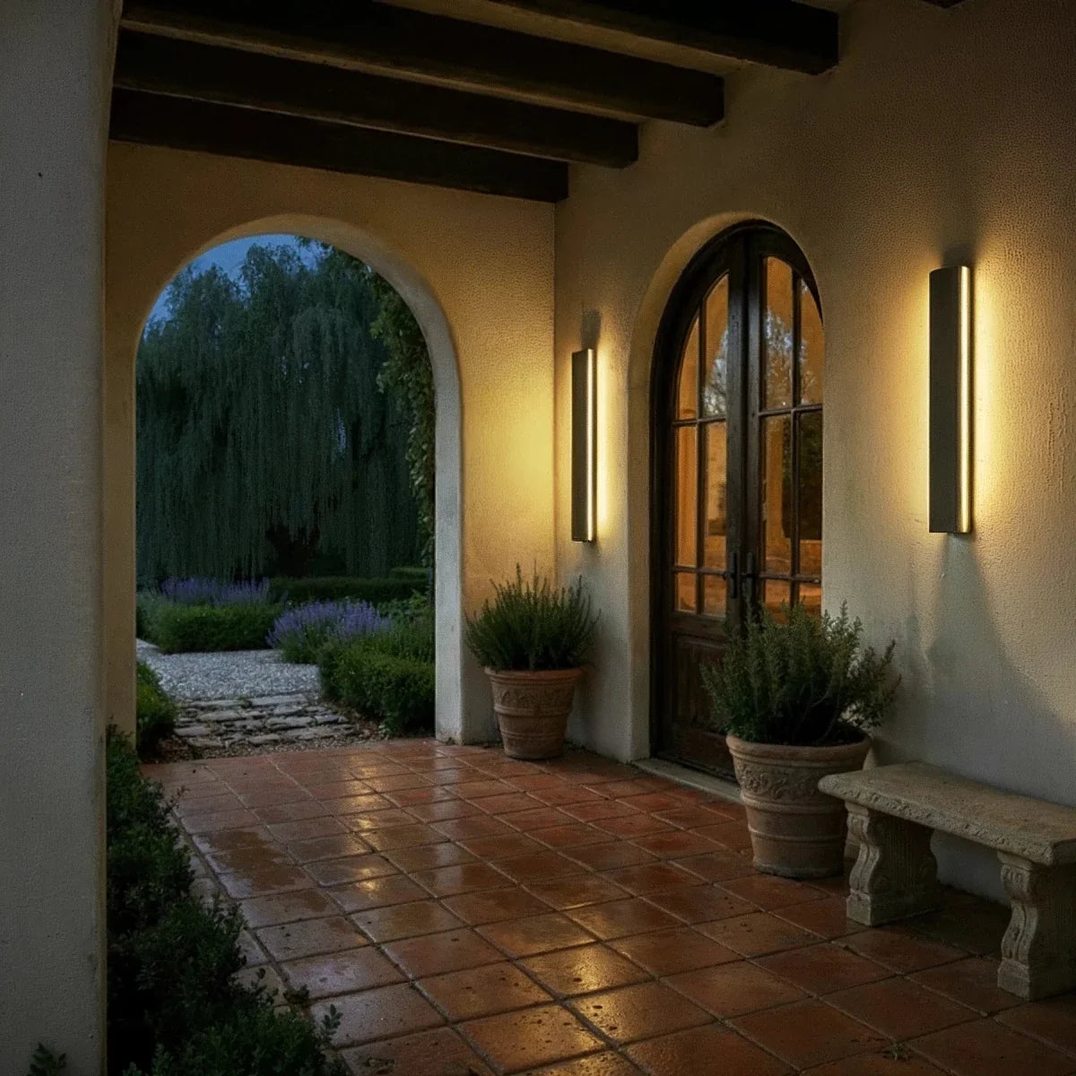 Aplique de pared exterior lineal Ostrina – en un porche con arcos