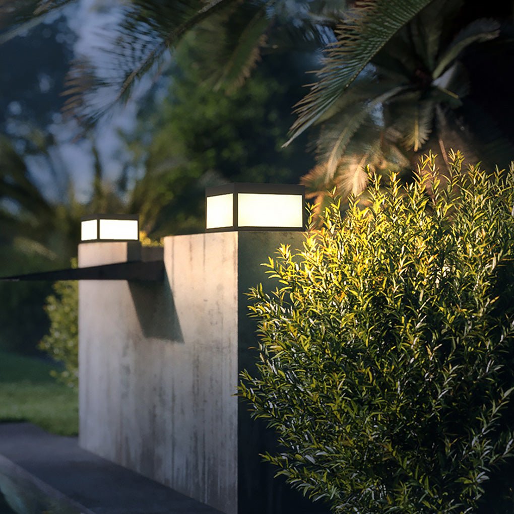 Farol de pilar exterior Kobira cubo LED en un jardín – imagen 9