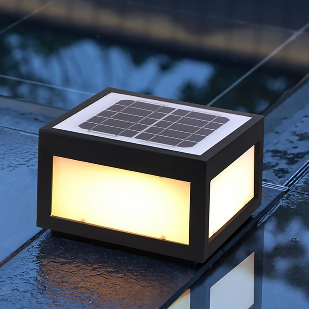 Farol de pilar exterior Kobira cubo LED – versión solar junto al agua