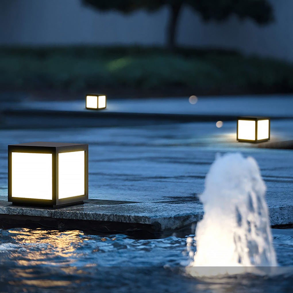 Farol de pilar exterior Kobira cubo LED en un jardín – imagen 8