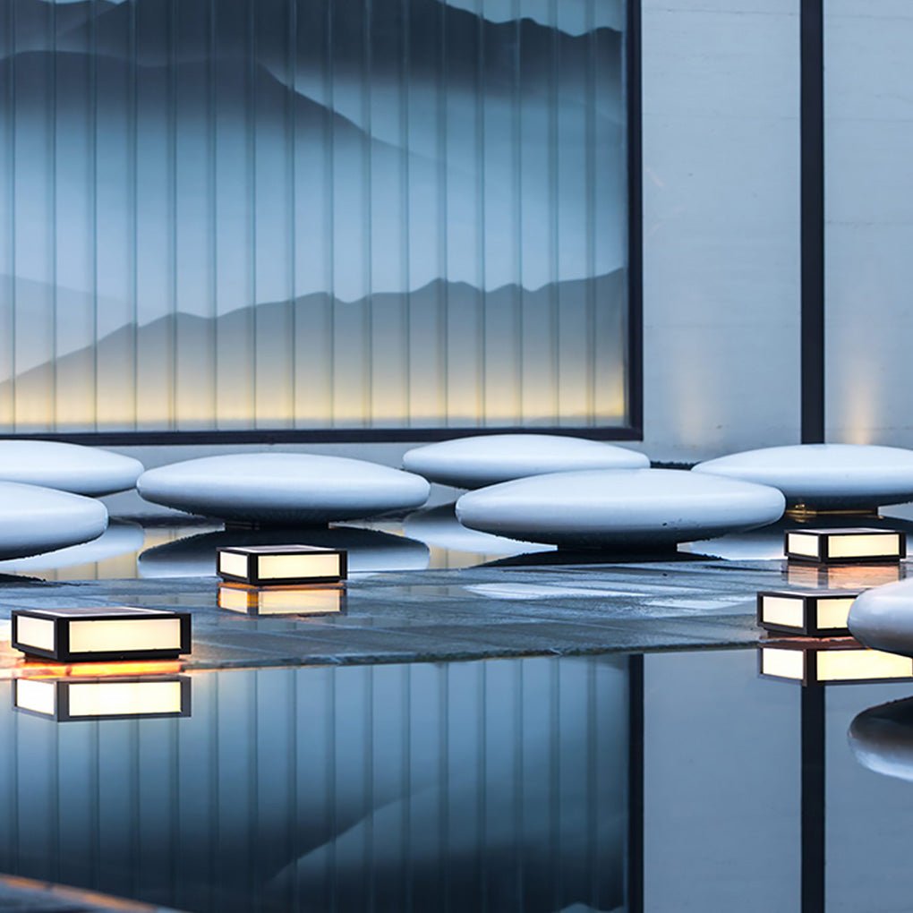Farol de pilar exterior Kobira cubo LED en un jardín – imagen 7