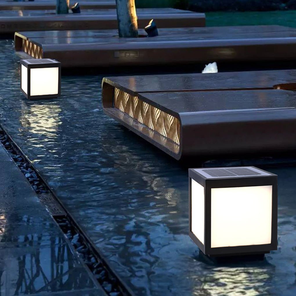 Farol de pilar exterior Kobira cubo LED en un jardín – imagen 5