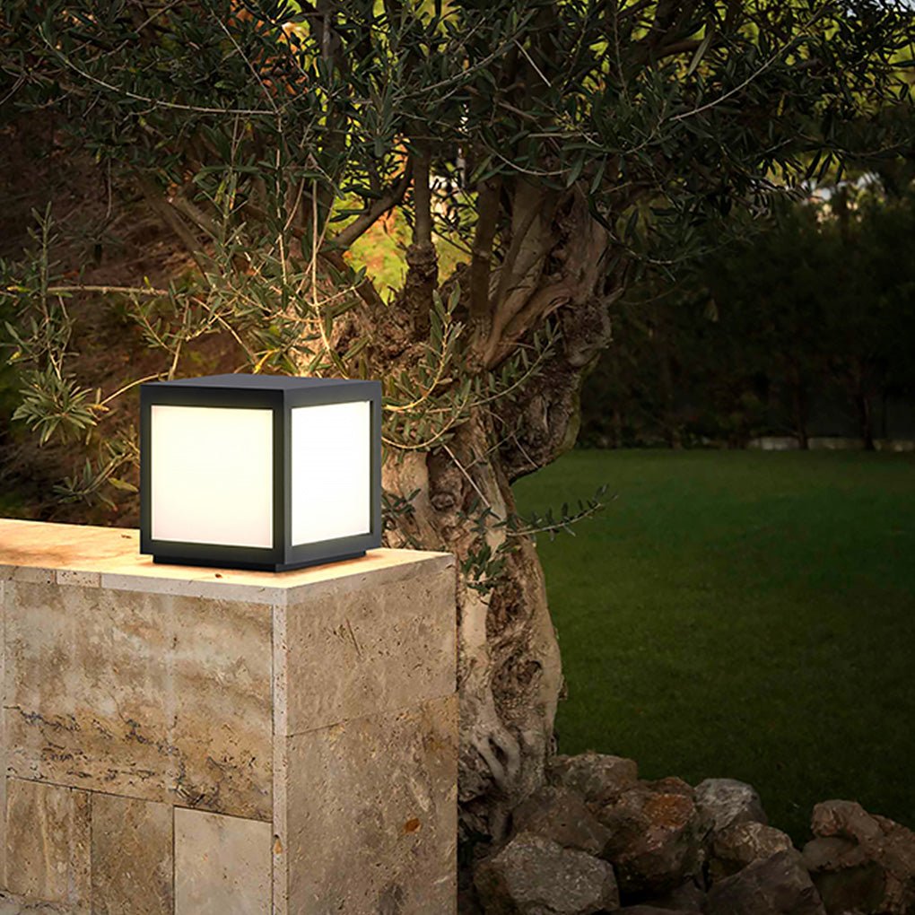 Farol de pilar exterior Kobira cubo LED en un jardín – imagen 3
