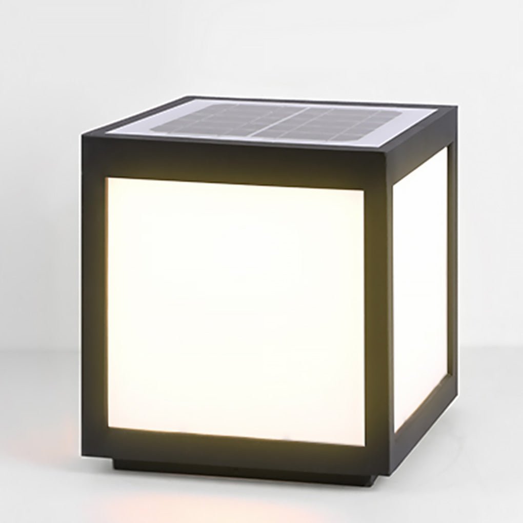 Farol de pilar exterior Kobira cubo LED en un jardín – imagen 20