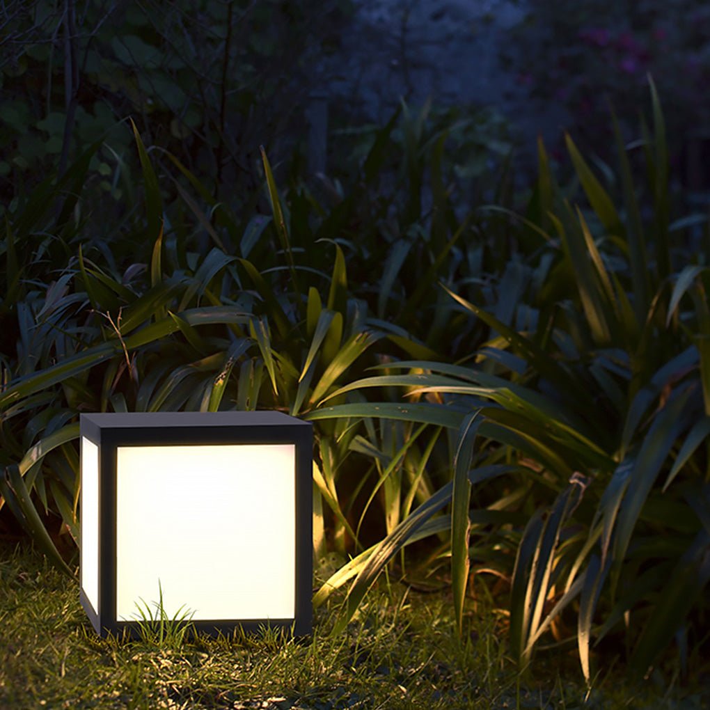 Farol de pilar exterior Kobira cubo LED en un jardín – imagen 4