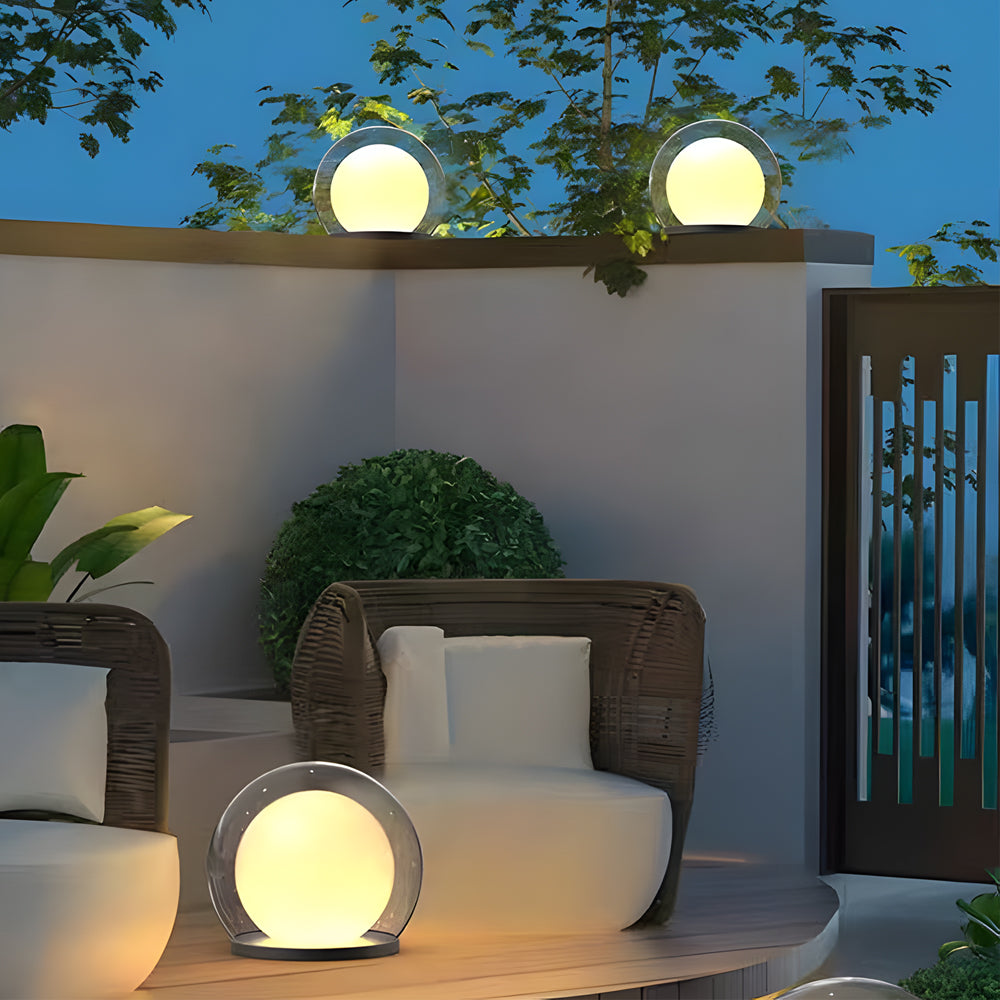 Lámpara de pilar exterior Nurena en un jardín al anochecer – imagen 10