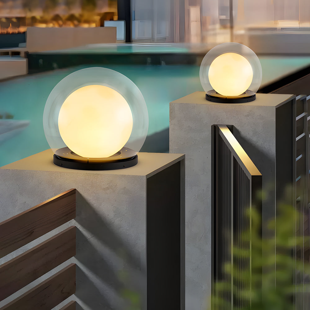 Lámpara de pilar exterior Nurena – detalle de la esfera de luna encendida