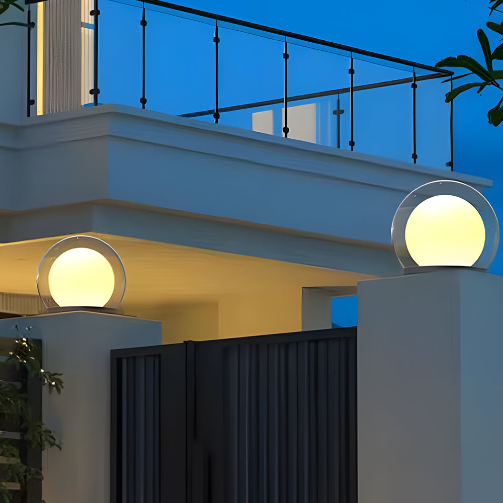 Lámpara de pilar exterior Nurena en un jardín al anochecer – imagen 6