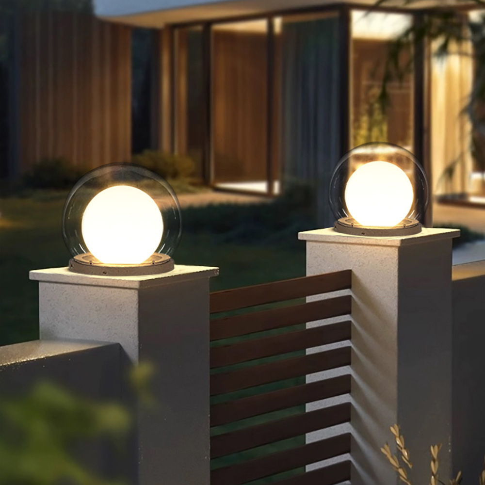 Lámpara de pilar exterior Nurena en un jardín al anochecer – imagen 8