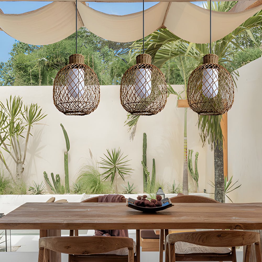 Lámpara colgante de exterior Jarola – tres faroles sobre una mesa de comedor exterior