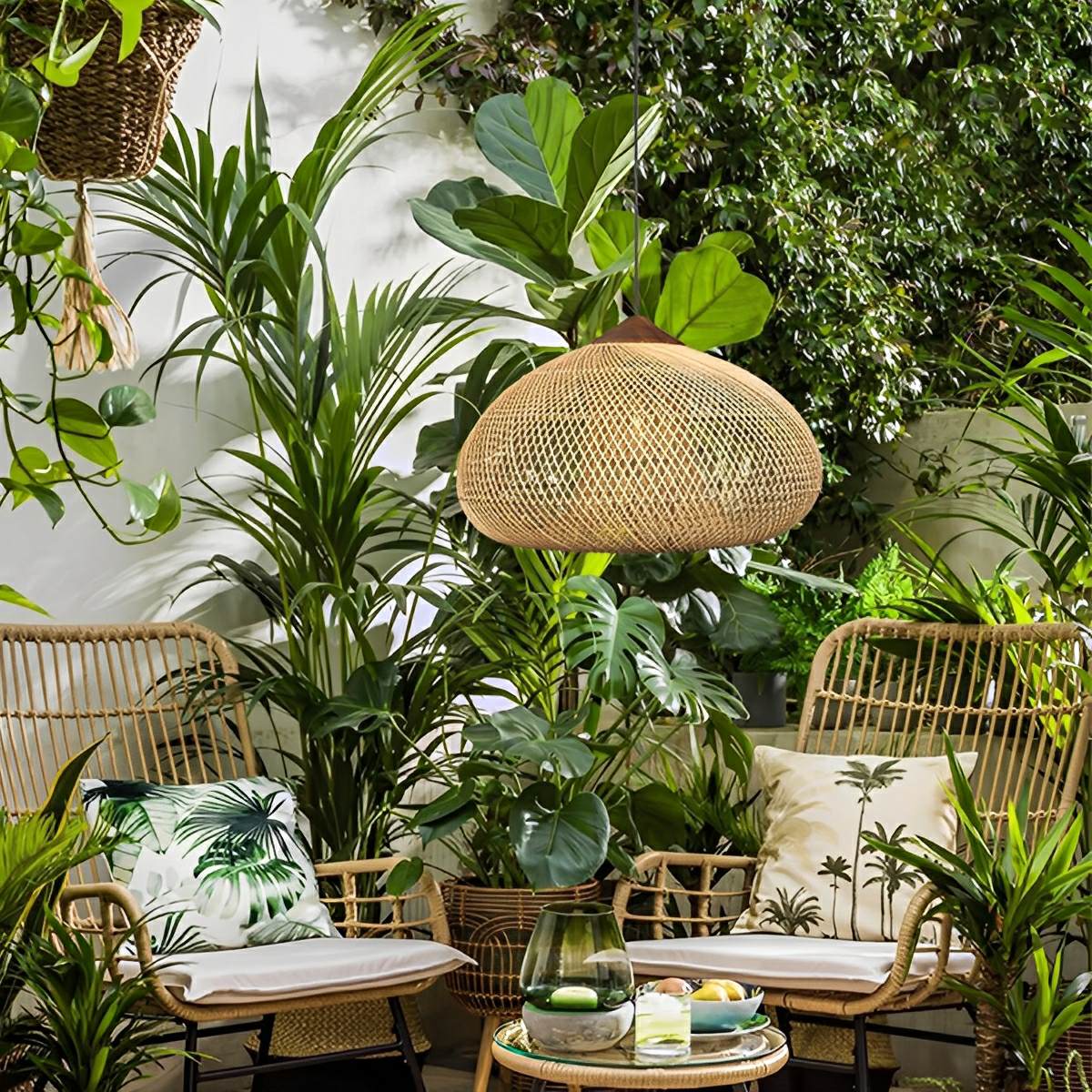 Lámpara colgante de ratán Urdela en un comedor boho – imagen 2