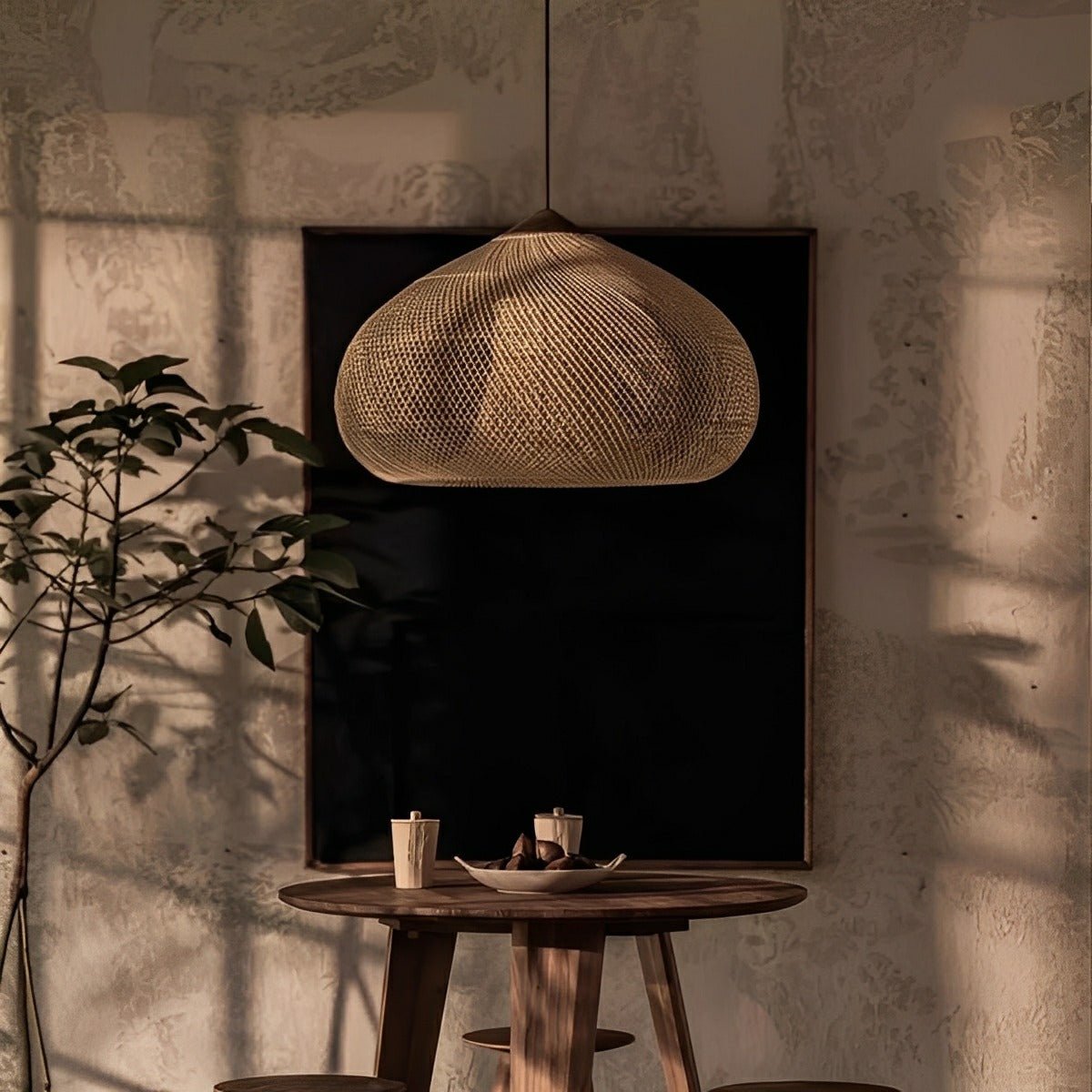 Lámpara colgante de ratán Urdela en un comedor boho – imagen 4