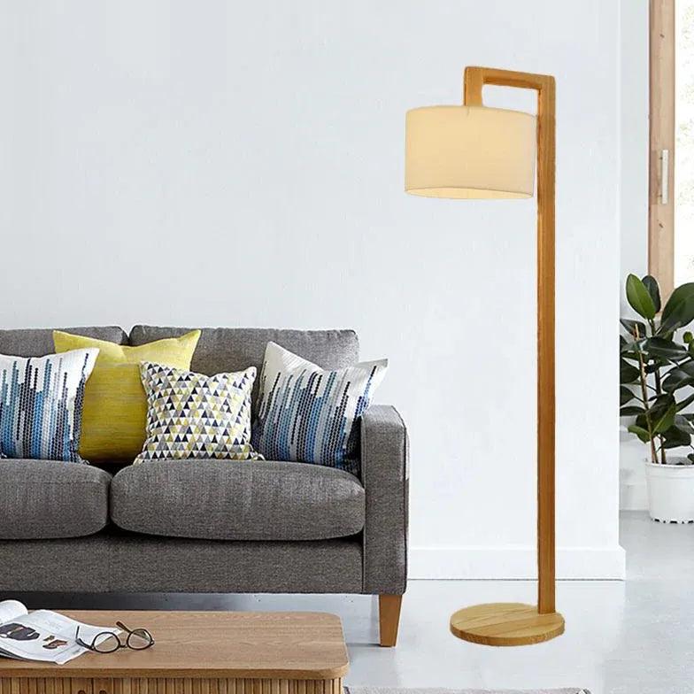 Lámpara de pie de madera con marco en ángulo y pantalla de tela Jelmira – vista principal
