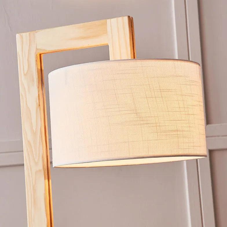 Lámpara de pie de madera con marco en ángulo y pantalla de tela Jelmira – detalle de la pantalla de tela y el marco de madera