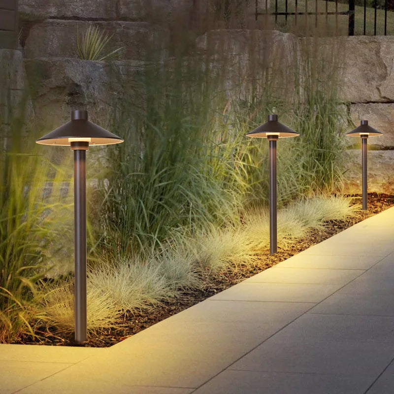 Baliza de jardín LED Oyena – varias balizas junto a un camino de noche