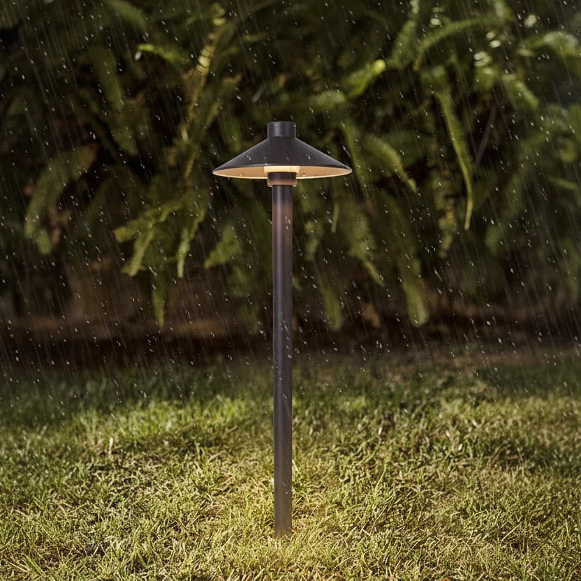 Baliza de jardín LED Oyena – con estaca en el césped bajo la lluvia