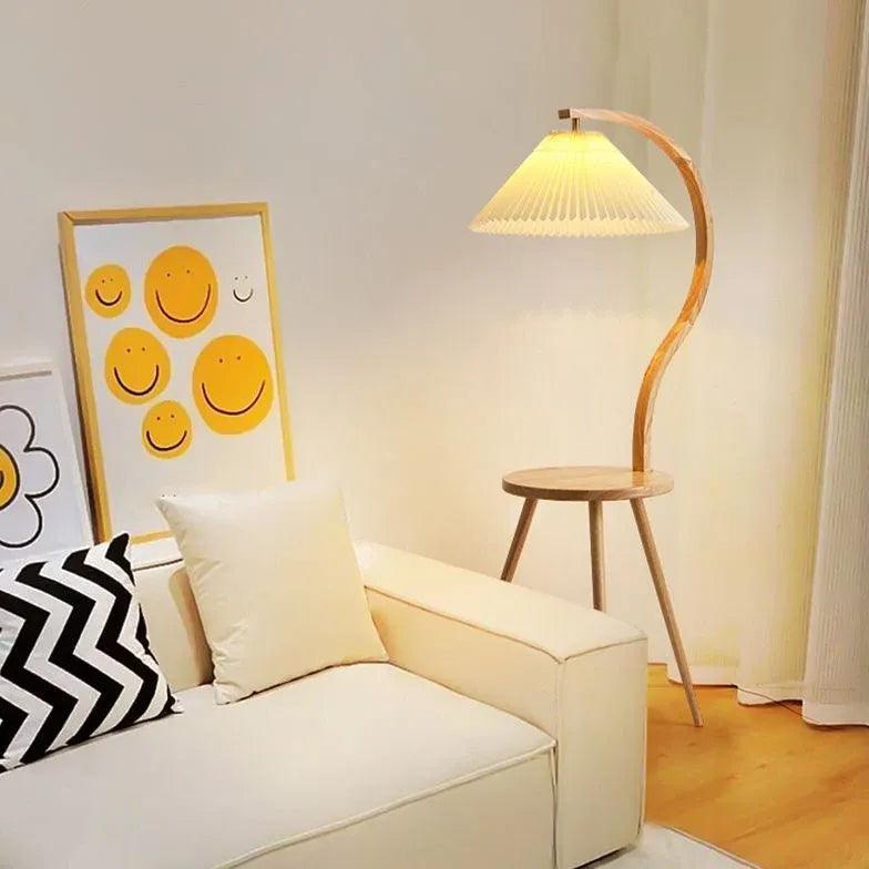 Lámpara de pie de madera con mesita auxiliar y pantalla plisada Hilvia – vista principal