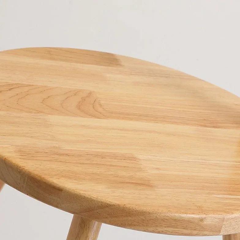 Lámpara de pie de madera con mesita auxiliar y pantalla plisada Hilvia – detalle de la mesita de madera