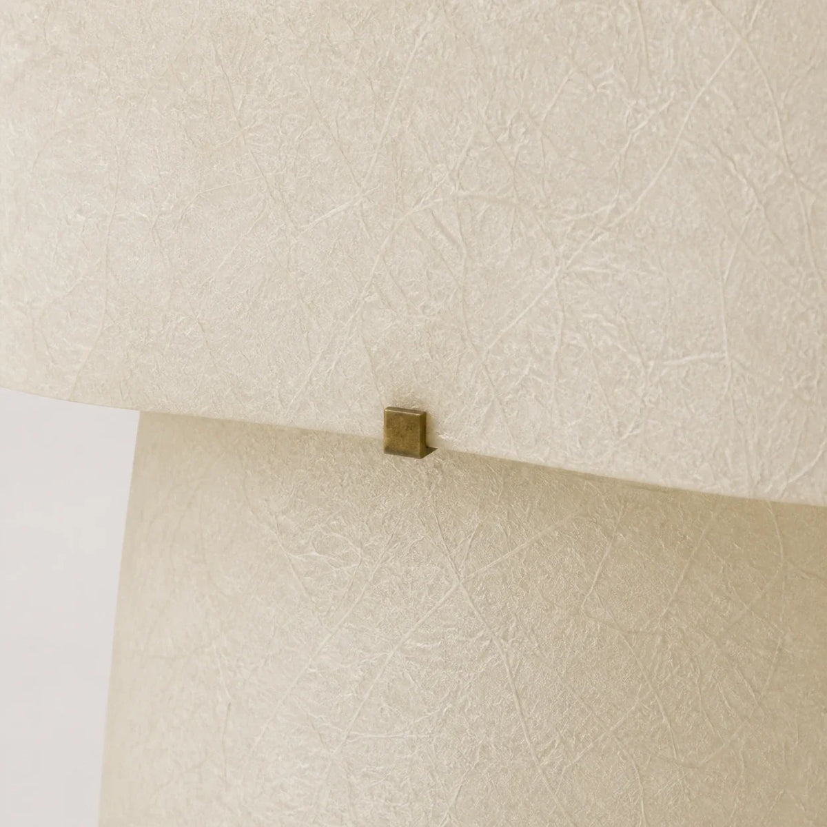 Lámpara de mesa de fibra de pergamino Nelura sobre una mesa de salón – imagen 6