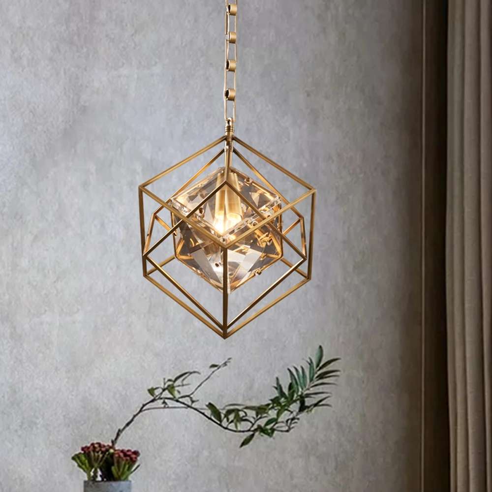 Lámpara colgante geométrica Geomira – encendida ante una pared de estuco