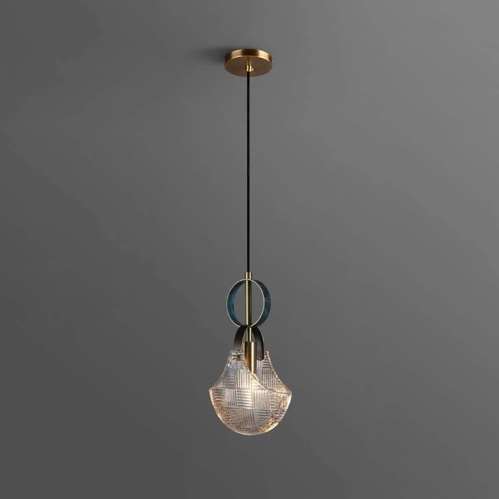 Lámpara colgante de cristal tallado Fardisa – encendida sobre fondo gris