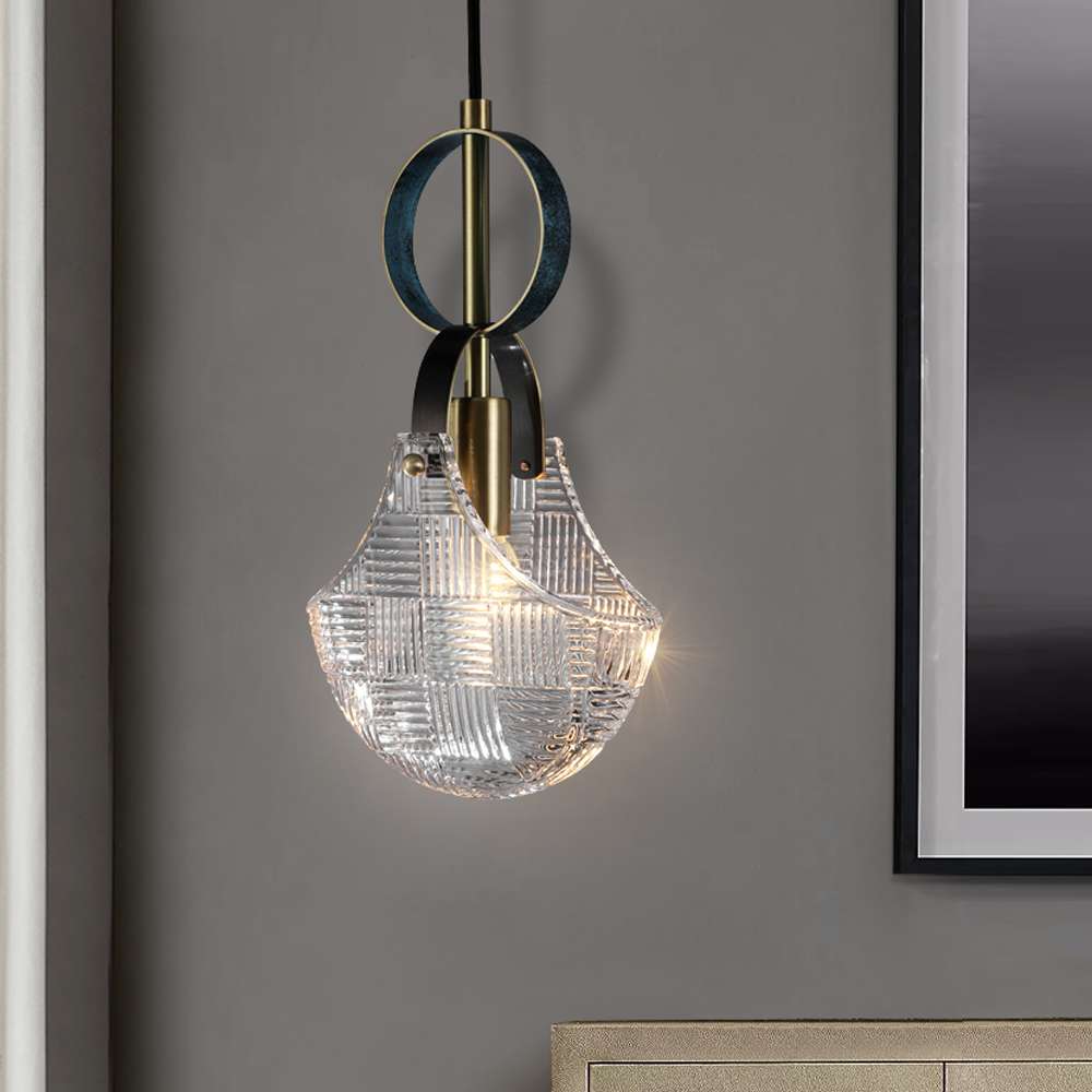 Lámpara colgante de cristal tallado Fardisa – encendida junto a una pared