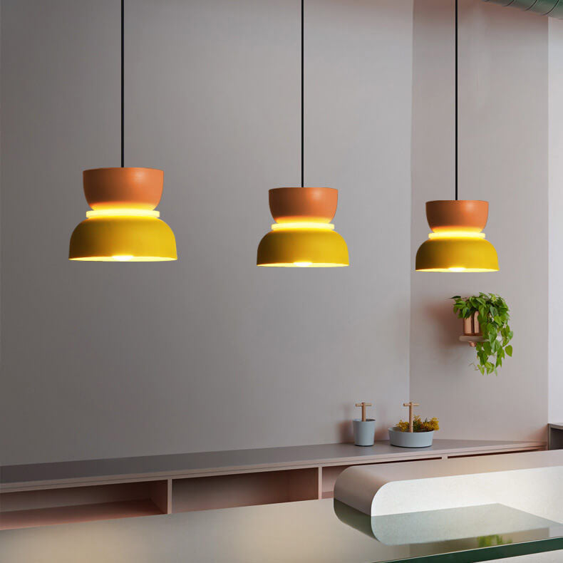 Lámpara colgante nórdica bicolor Bitona sobre una mesa de comedor – imagen 13