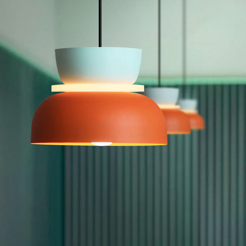 Lámpara colgante nórdica bicolor Bitona sobre una mesa de comedor – imagen 14