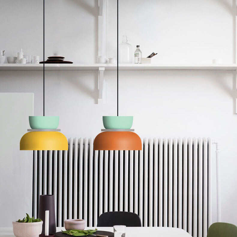 Lámpara colgante nórdica bicolor Bitona sobre una mesa de comedor – imagen 15