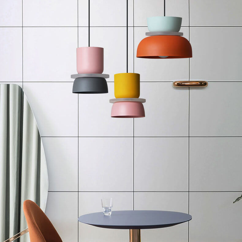 Lámpara colgante nórdica bicolor Bitona sobre una mesa de comedor – imagen 16