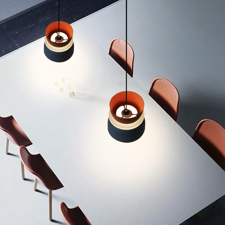 Lámpara colgante nórdica bicolor Bitona sobre una mesa de comedor – imagen 17