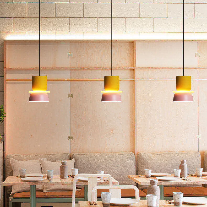 Lámpara colgante nórdica bicolor Bitona sobre una mesa de comedor – imagen 18