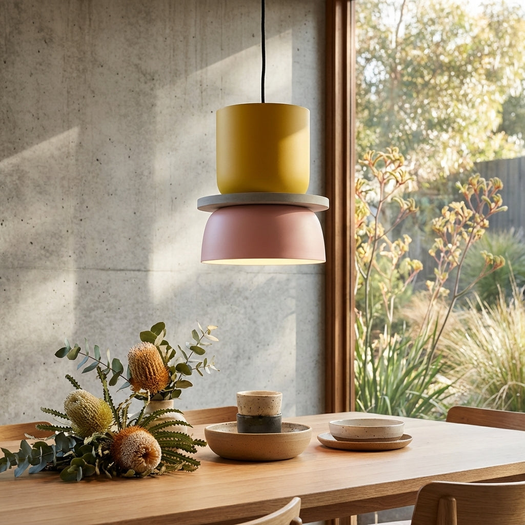 Lámpara colgante nórdica bicolor Bitona sobre una mesa de comedor – imagen 10