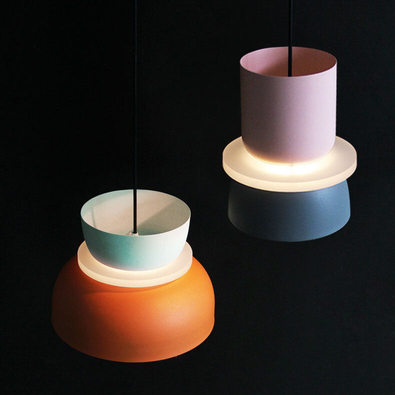 Lámpara colgante nórdica bicolor Bitona sobre una mesa de comedor – imagen 19
