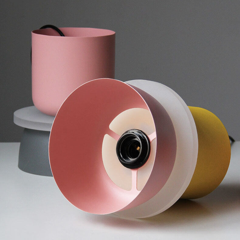 Lámpara colgante nórdica bicolor Bitona sobre una mesa de comedor – imagen 20