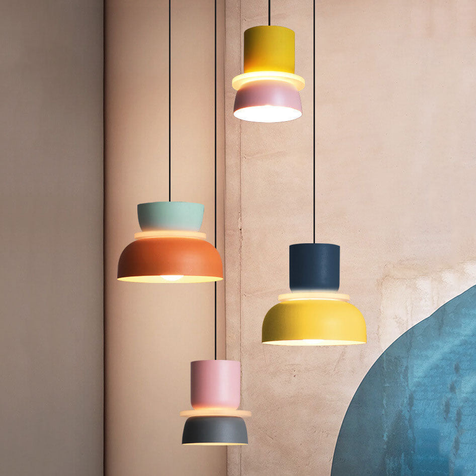 Lámpara colgante nórdica bicolor Bitona sobre una mesa de comedor – imagen 11