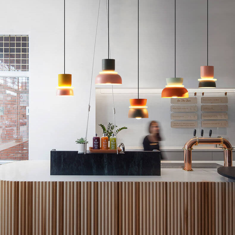 Lámpara colgante nórdica bicolor Bitona sobre una mesa de comedor – imagen 12